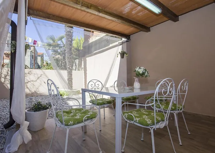 With Garden And Free Parking Apartment *